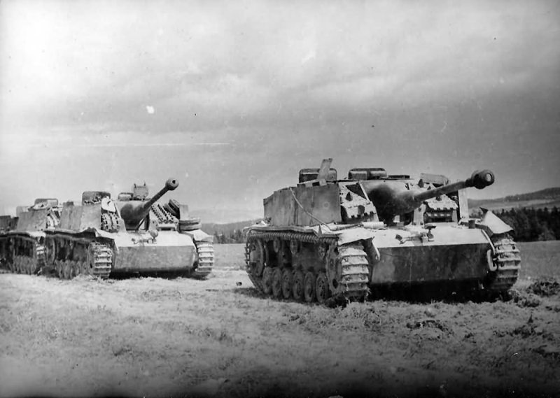 StuG_40_Ausf_G_guns_with_side_schurzen.jpg