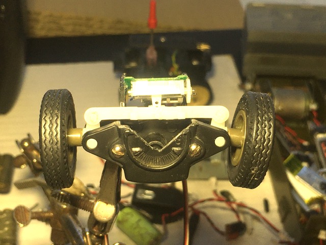 This steering Escapement has been converted to a Digital promotional steering box. Not scale looking but very robust and will last for decades. Scale steering looks better of course but is very delicate and hard to repair but has its place on a nice scale model that runs on a smooth surface.