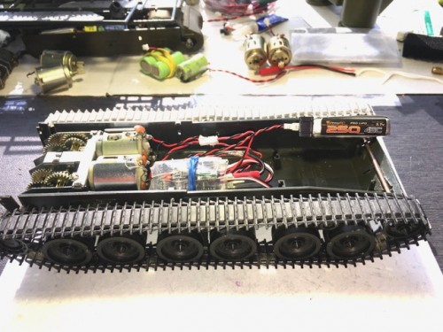 DSM 2 6 channel radio installed and it is now a runner! Notice that small Li-poly, it is more than enough to do the job.