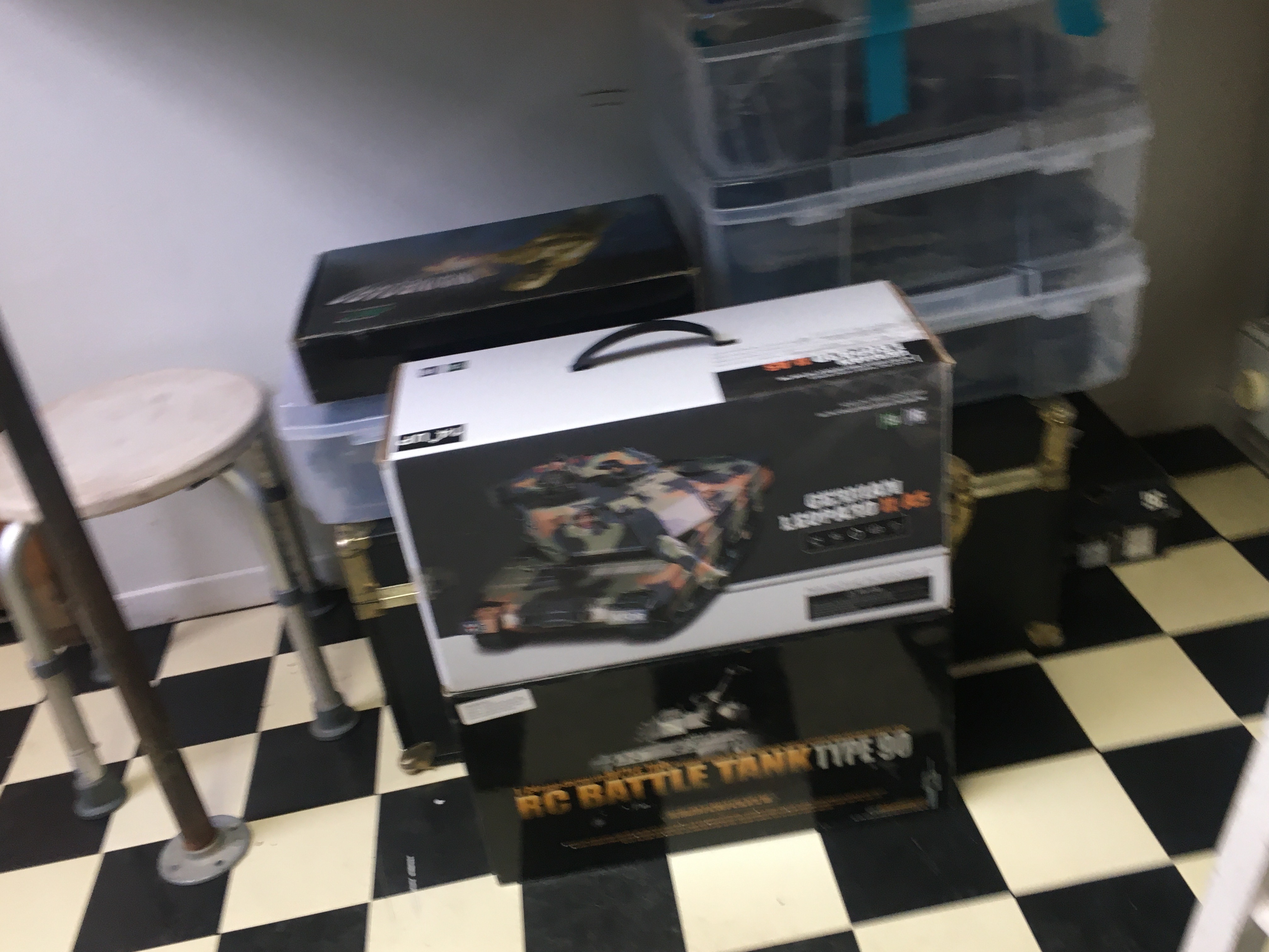 The 1\24 HL NEW GEN  Leopard has had its broken gearbox replaced using the OLD GEN Type 90 gearbox without SD. The result is a  smooth,fast 2s liPo Leopard.