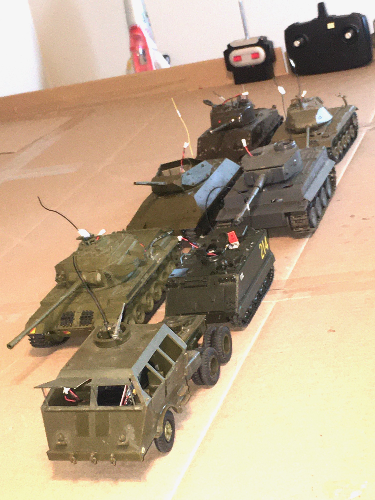 7 1/35 scale models with Vintage rc gear. 1 truck in there as well as a APC.