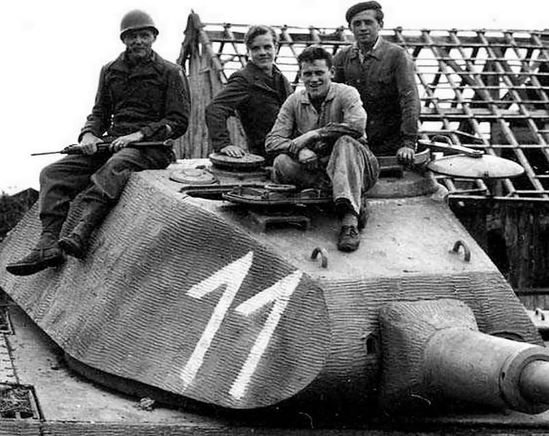 Tiger_2_tank_porsche_turret_11_with_zimmerit.jpg