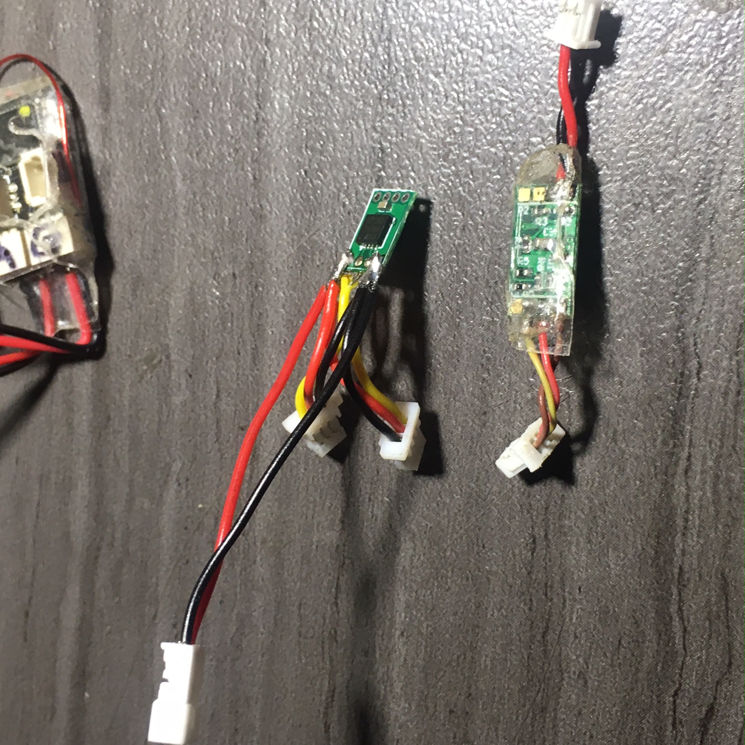 Inputs to the ESC are complete, now for the output side.The connectors on this new ESC input side now is heavier gauge 26 AWD than what is on the Das Mikro. <br />The other ESC is a Das Mikro and has a SINGLE output. Uses the same connectors less 1 output.