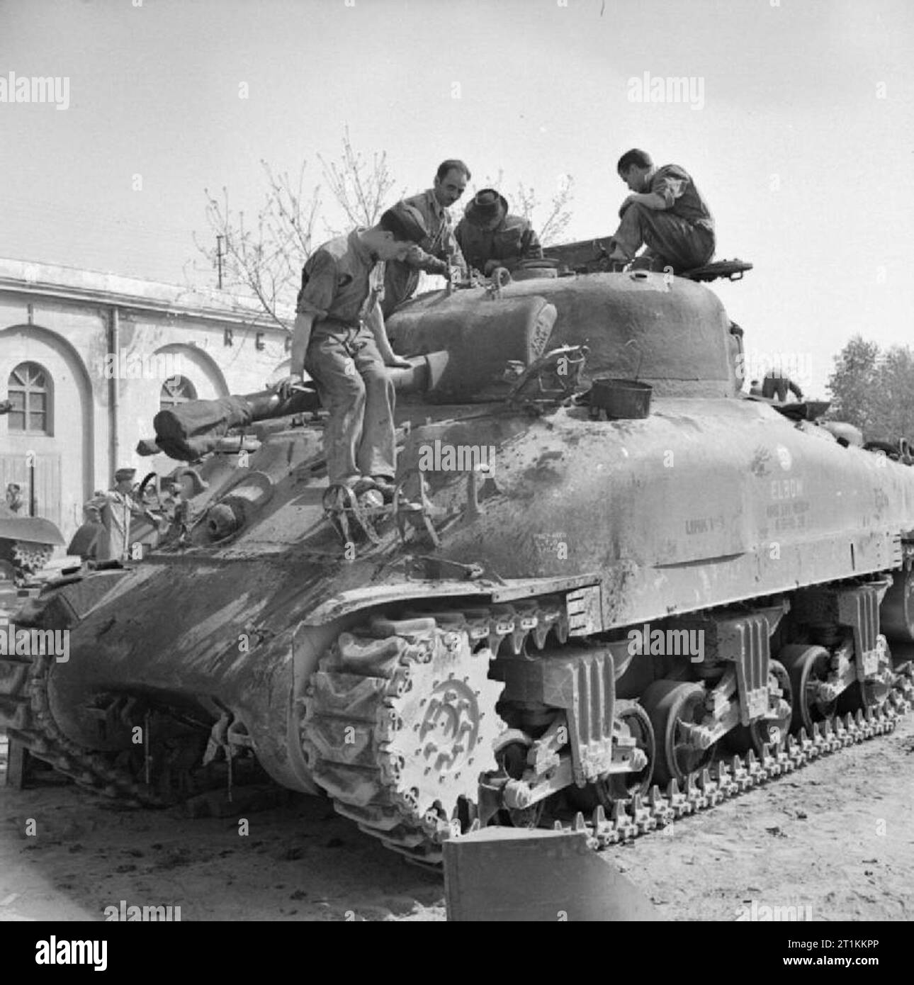 l-armee-britannique-en-italie-1944-travaux-de-reparation-effectues-sur-un-char-sherman-au-n-1-ateliers-de-base-avance-18-avril-1944-2t1kkpp.jpg