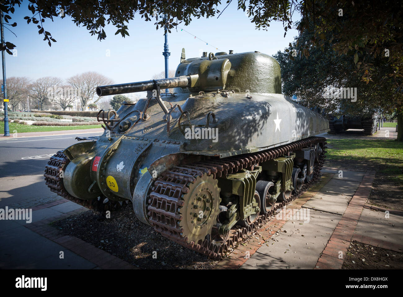 sherman-sur-l-affichage-a-l-exterieur-du-d-day-museum-de-southsea-dx8hgx.jpg