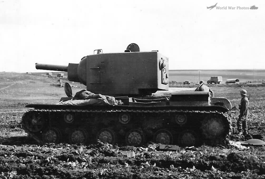 KV-2_tank_60.jpg