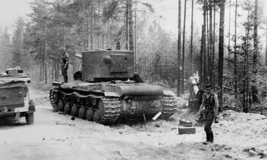 Tank_KV2_eastern_front_1941_8.jpg