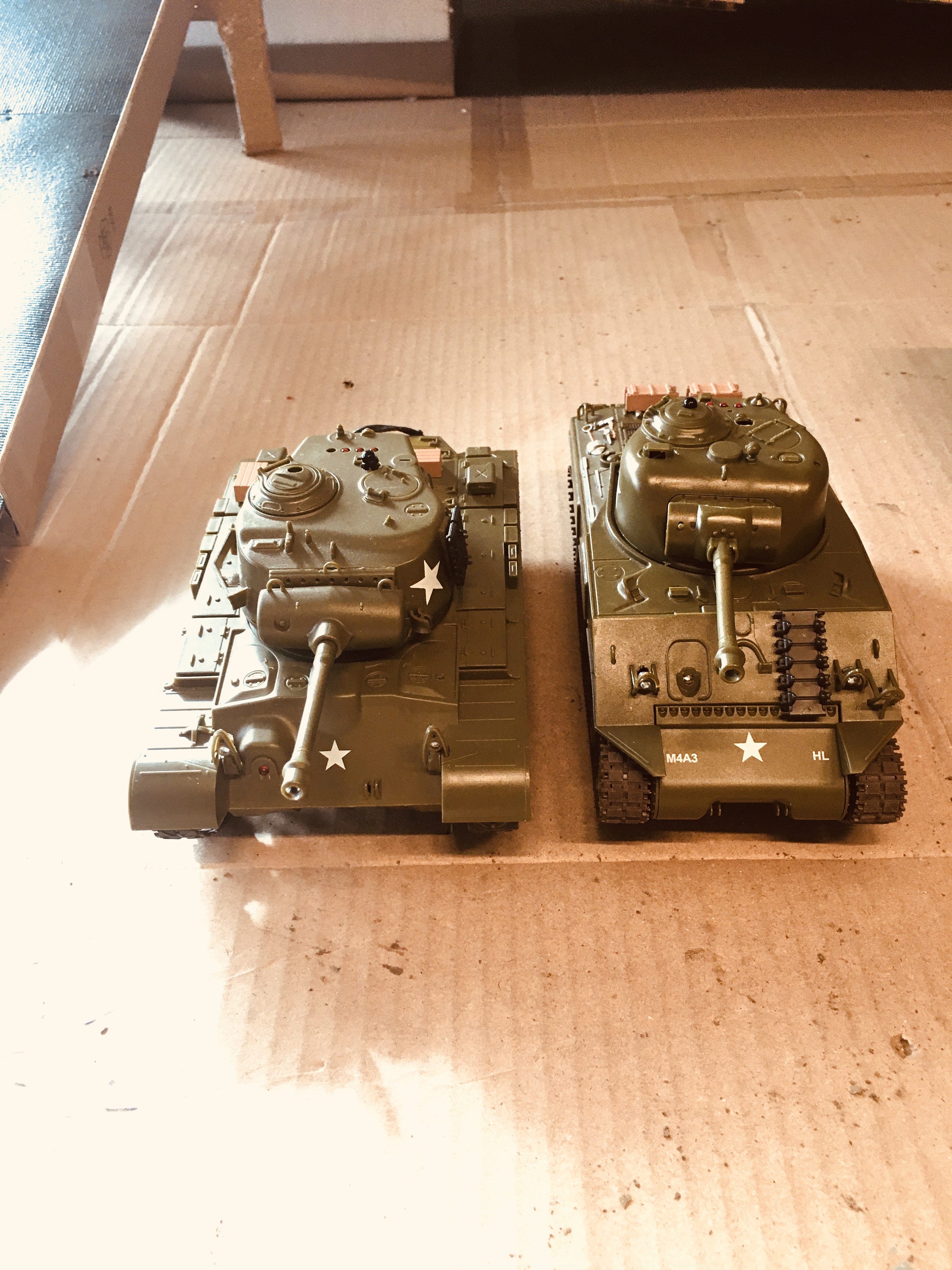 Both HL 1/30 battle tanks