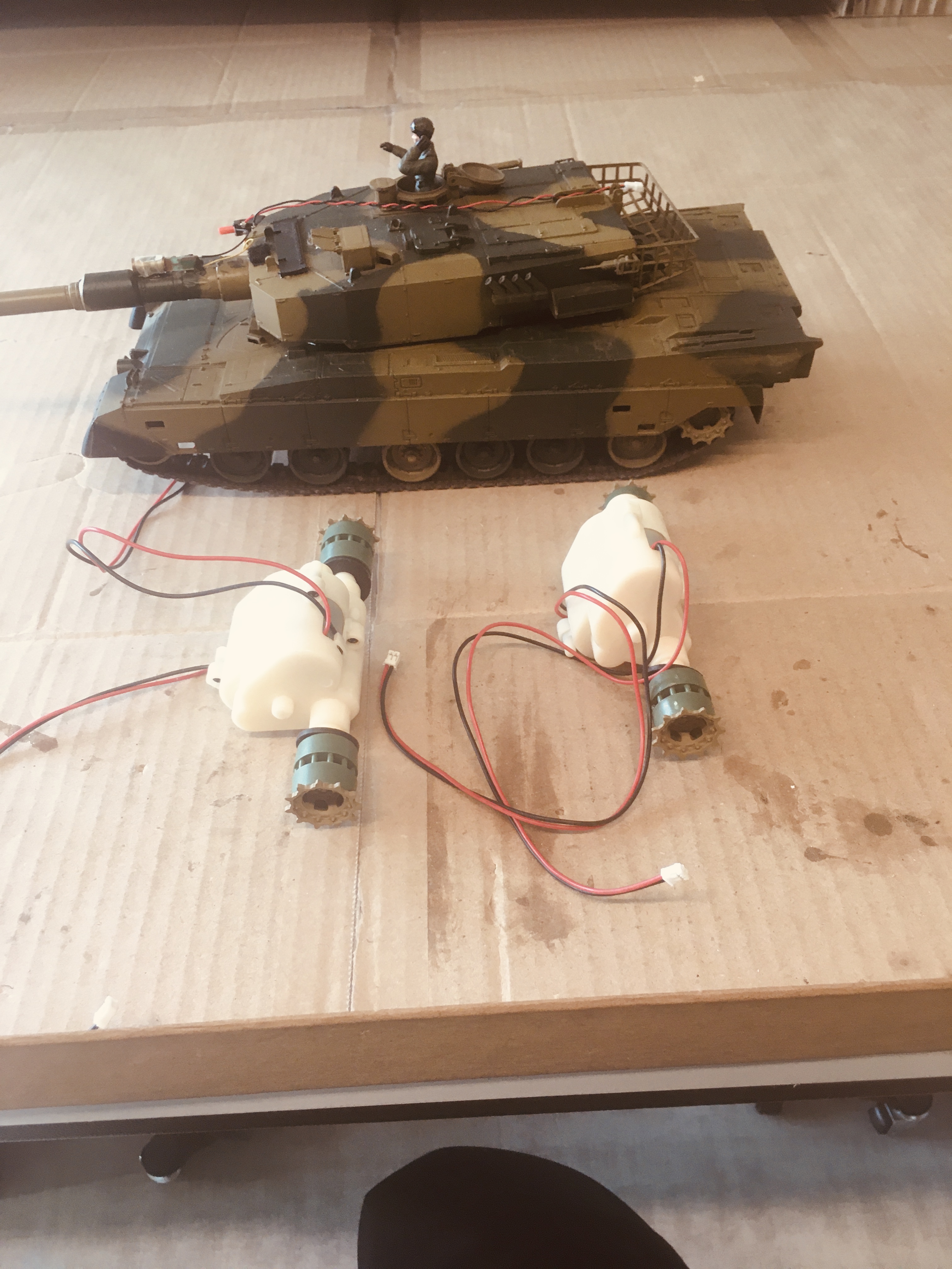 This 1/24 HL Type 90 has a stripped gear and will get a new motor drive unit with the mod.