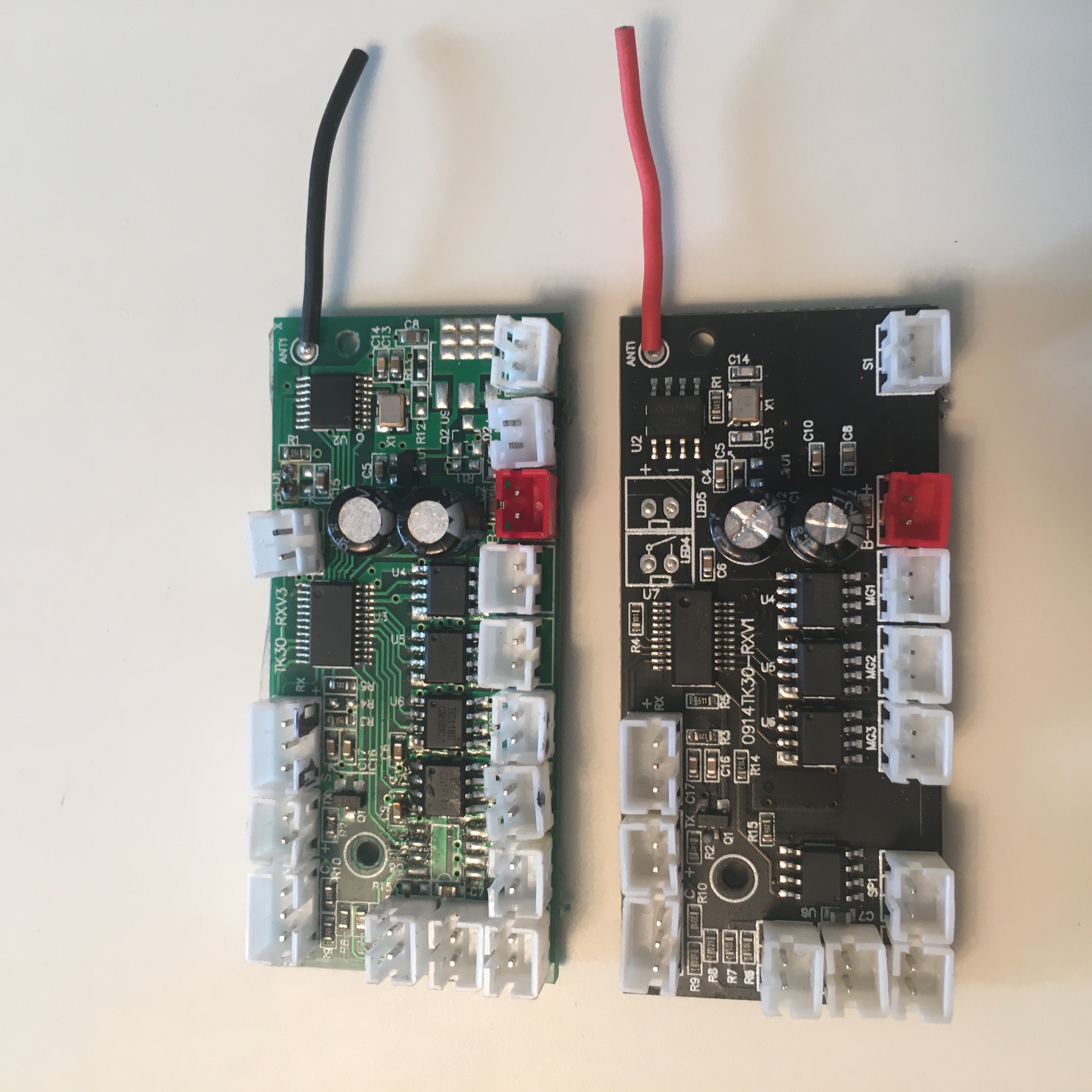 Green RX-30-V3 is a 1s receiver for 1/30 scale Tanks. Can Use V2 V3 V4 transmitter.<br /><br />Black RX-30-V1 is a 1s receiver for 1/30 scale Tanks.<br />and can only be used with V1 transmitter.