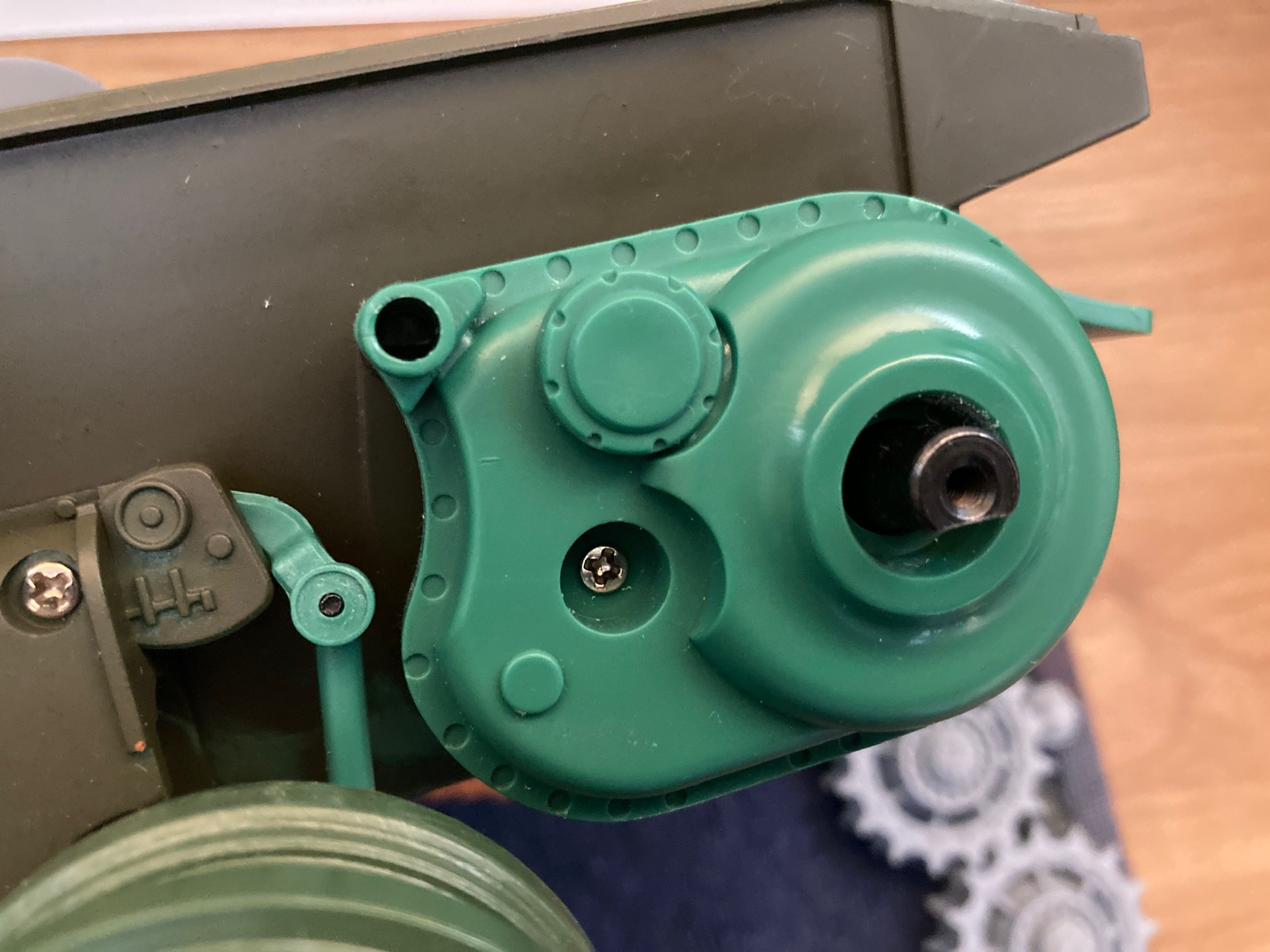 Only one 2.6 x 6 STS screw holds this assembly onto the hull
