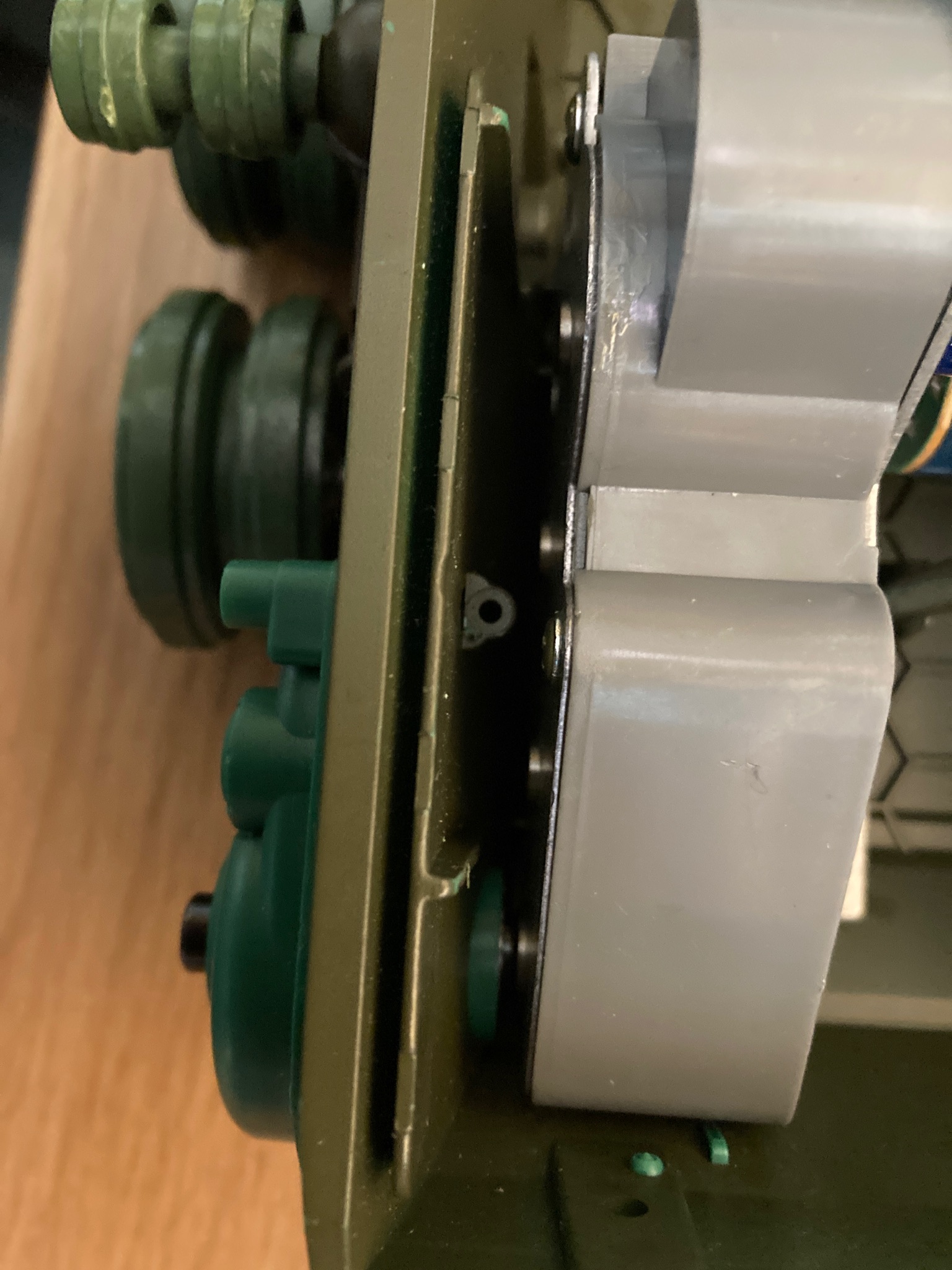 The axle retaining screw fits into the small shelf between the hull and gearbox side.