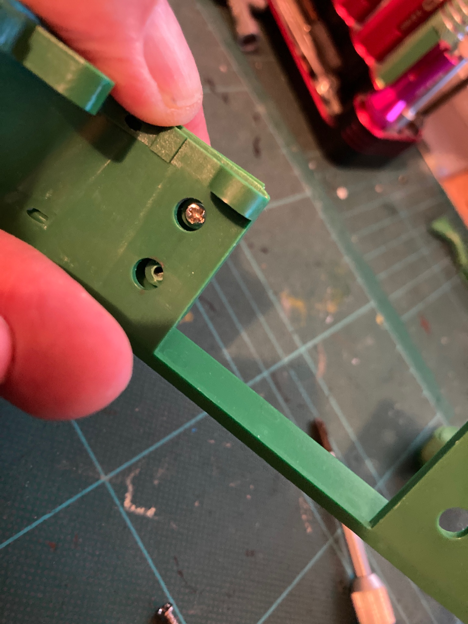 Screws with bigger heads, washers or retaining plate needed ?