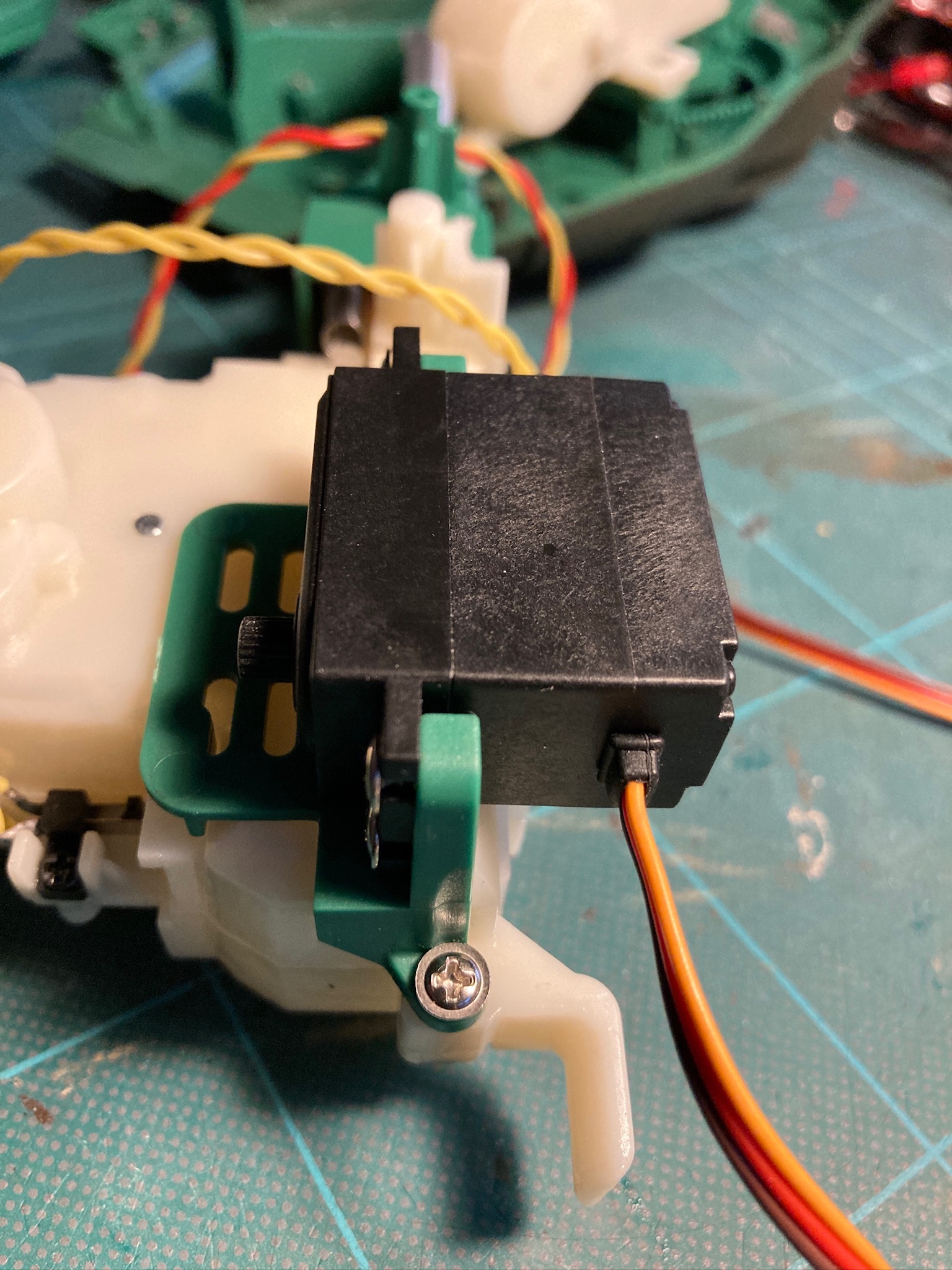 Recoil servo mounted