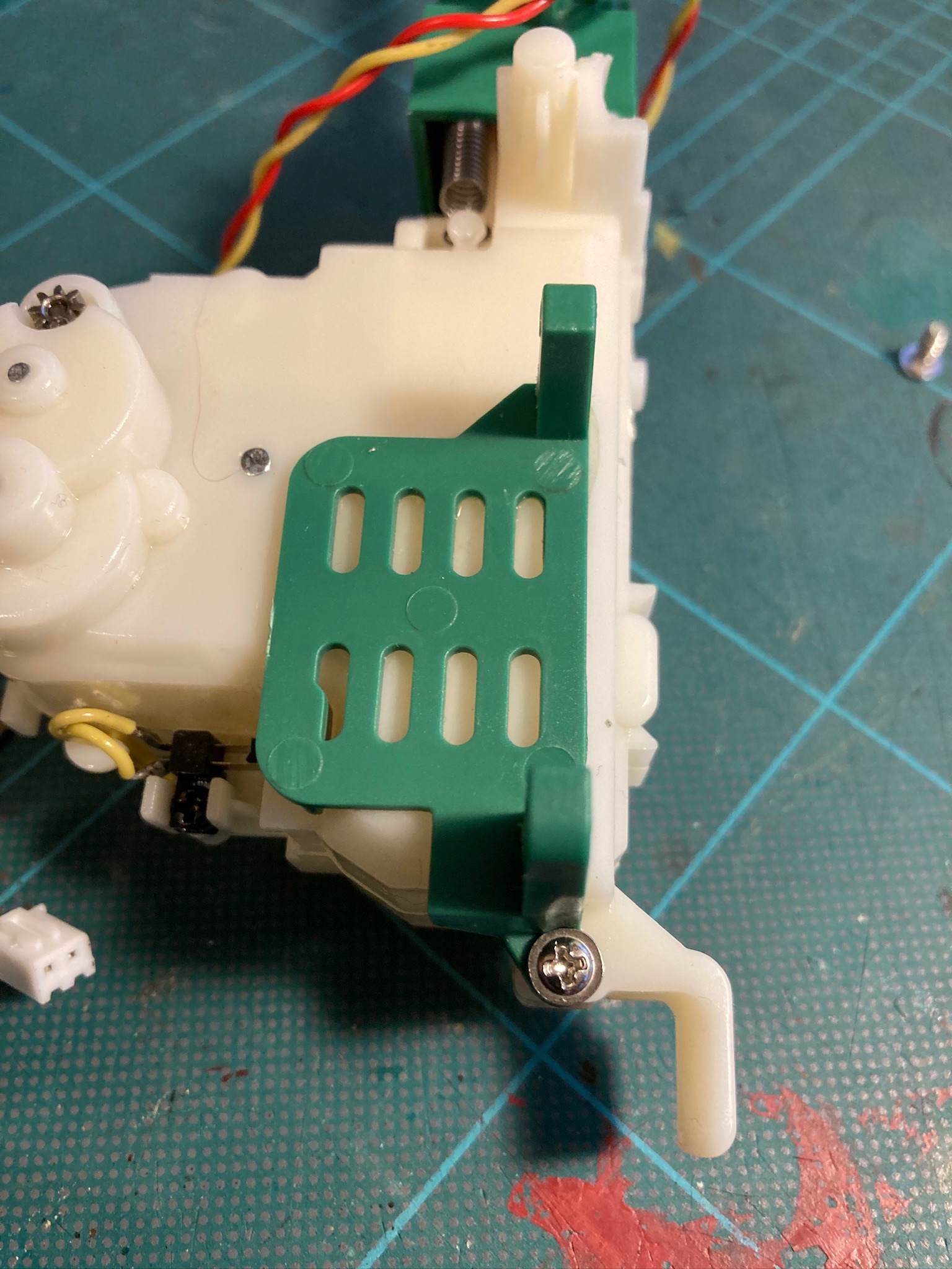 Serb mount glued and screwed onto the assembly
