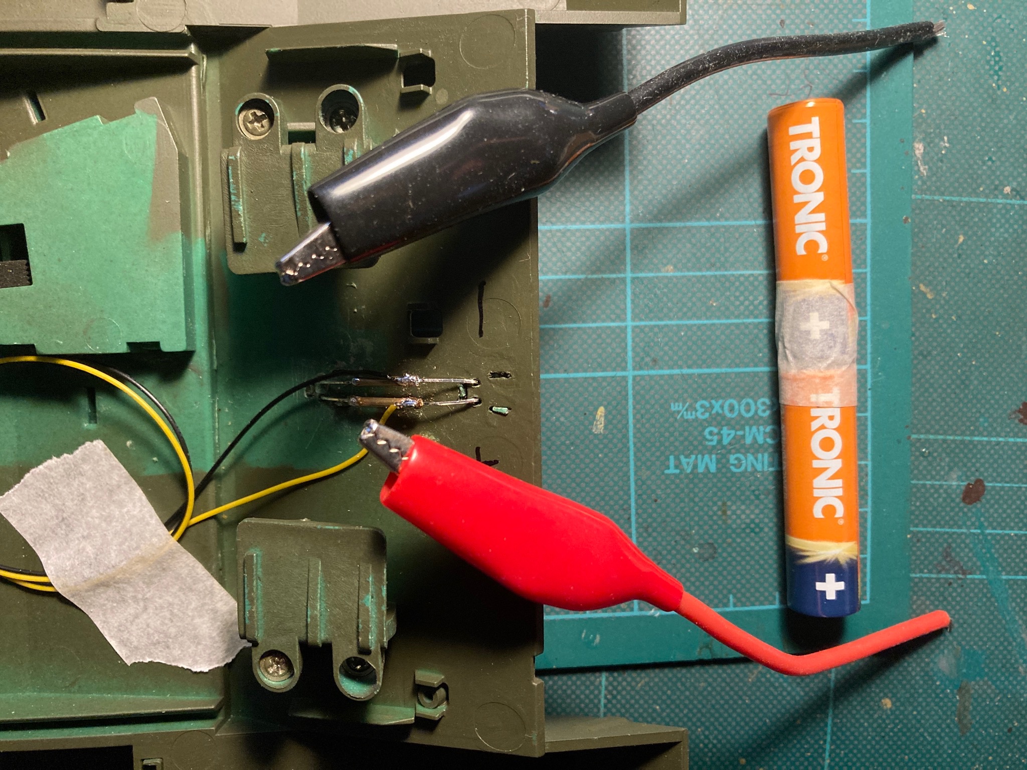 Just made sure both bulbs worked OK before smothering these joints with holt melt glue.
