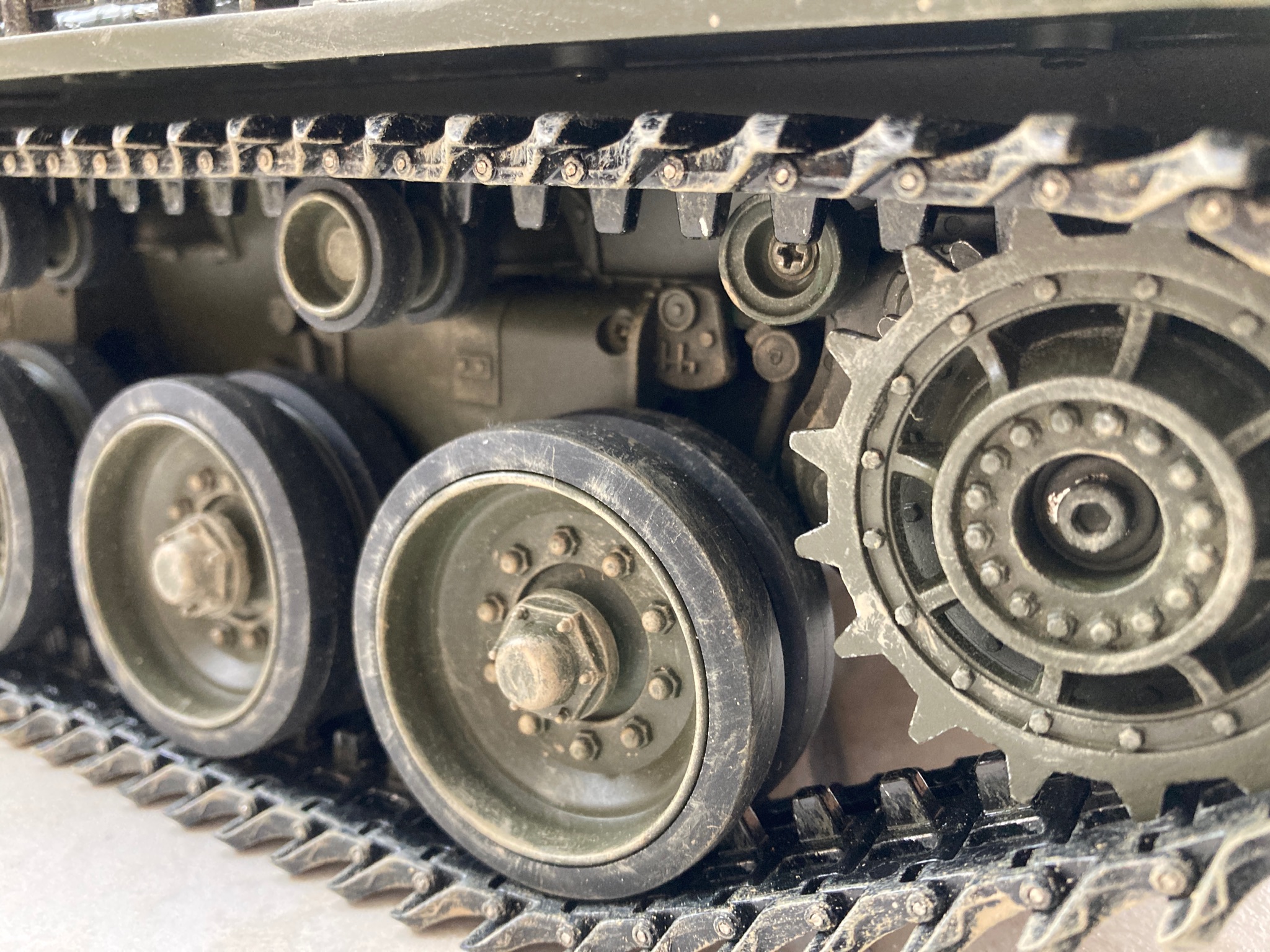 The cross head screws in the front and rear return rollers are quite visible.
