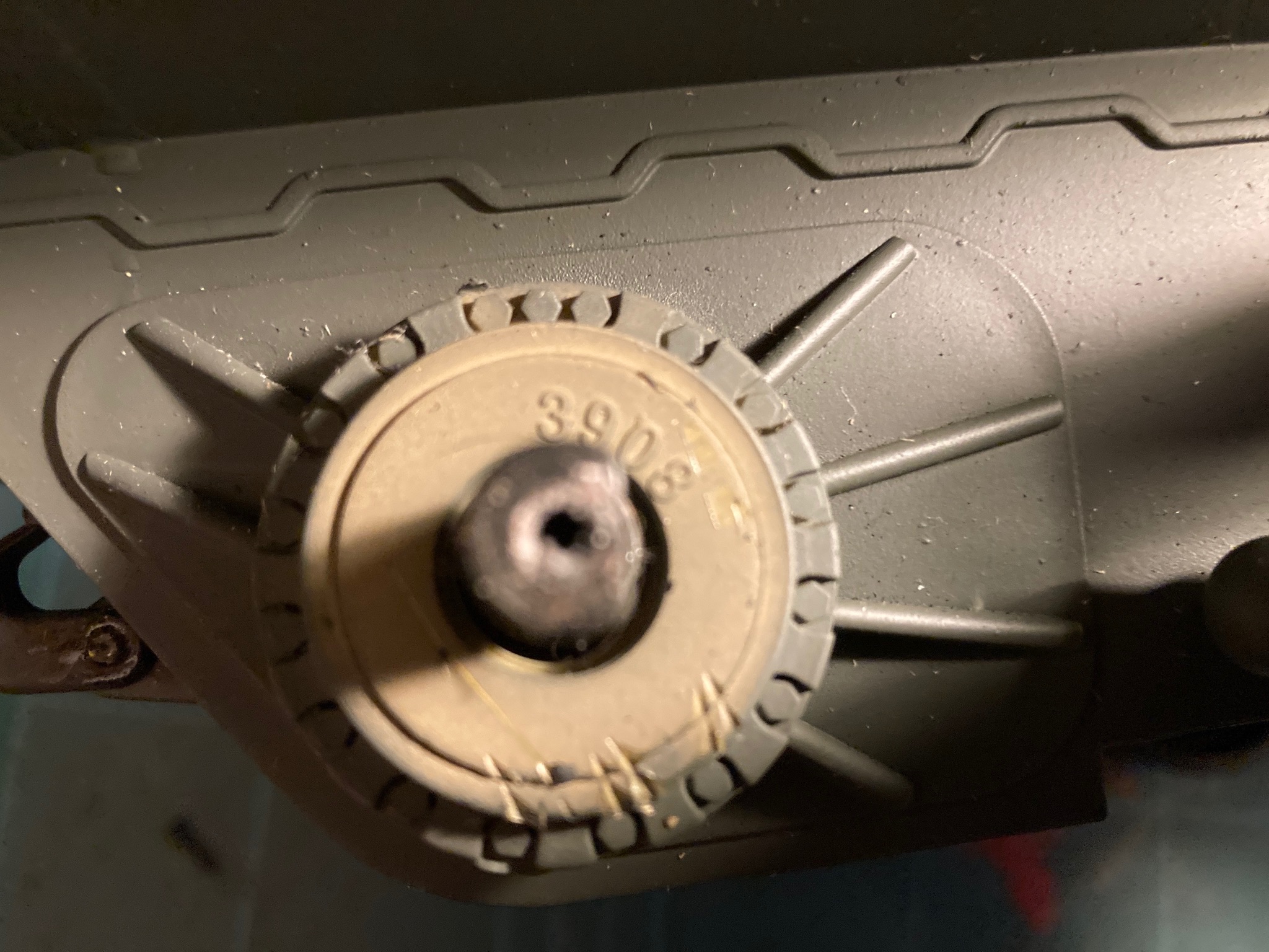 No axle bearings on the outside of the hull either !