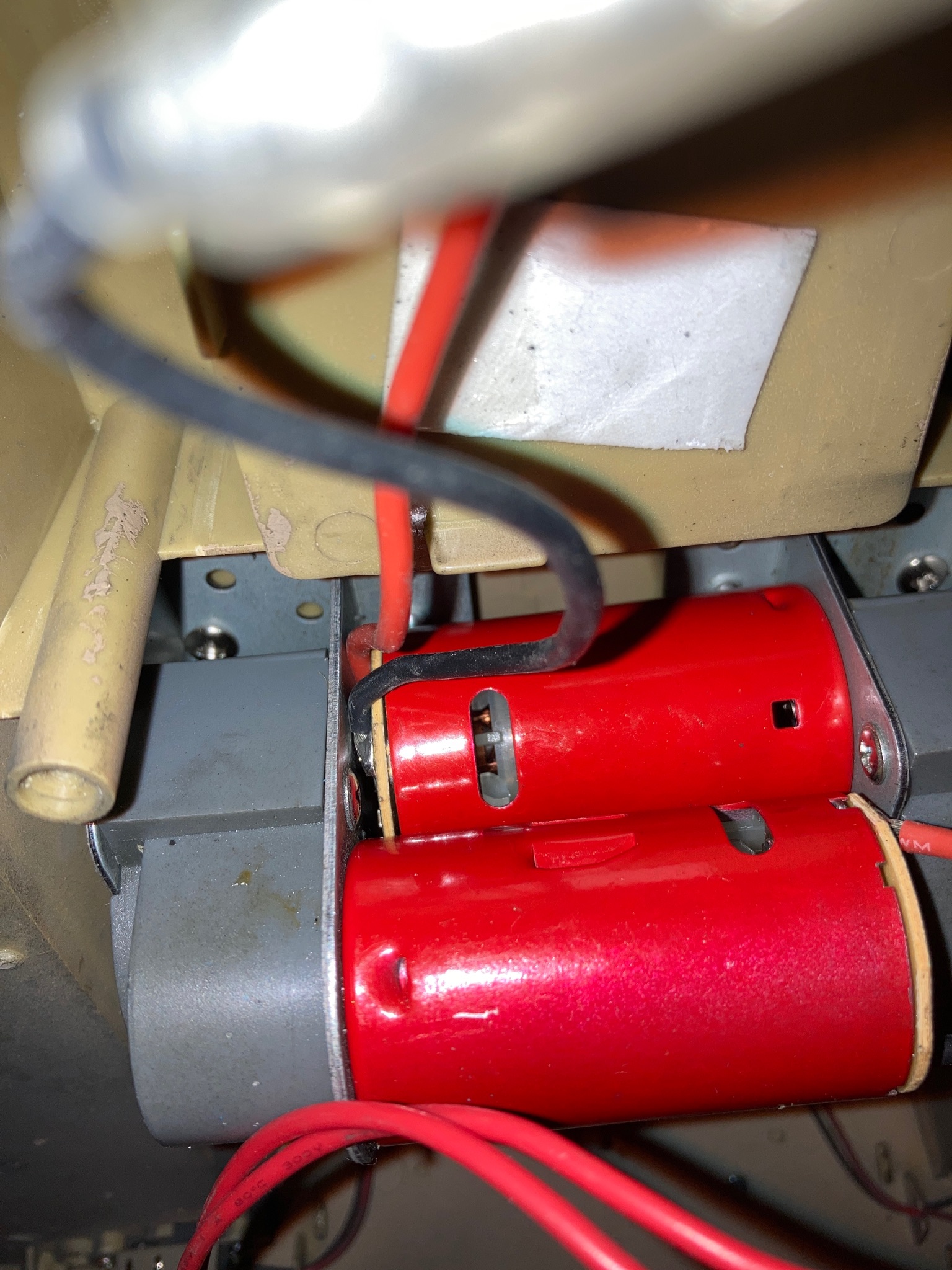 The lower motor wires might be touching the gearbox!