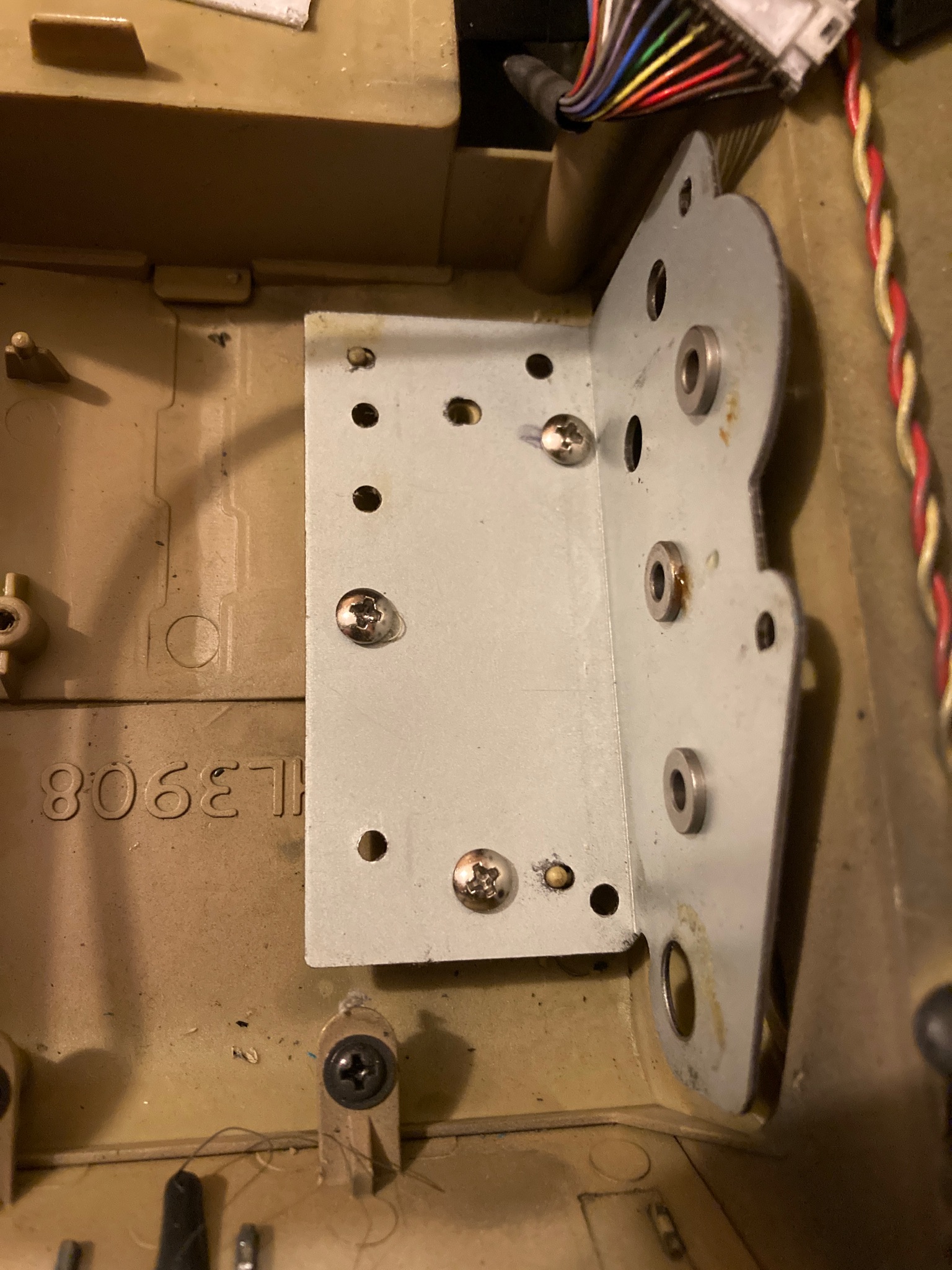 Modified plate check fitted when all elongated holes are visible.