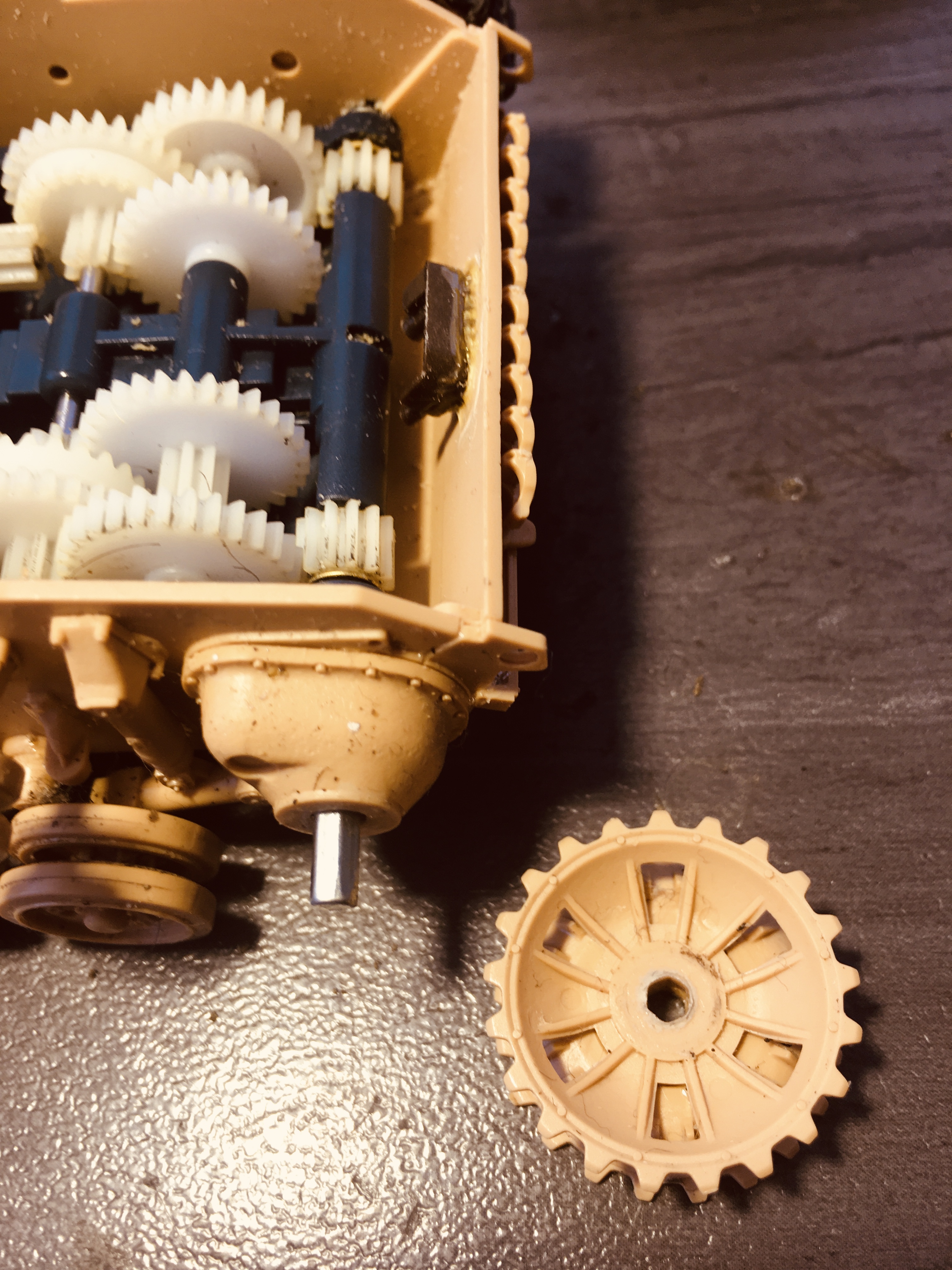This scale sprocket setup does not allow forward\aft adjustment of gearbox and requires precise positioning of mounting screw. Also tedious to remove GB for maintenance. Too much work compared to most other sprocket interface.