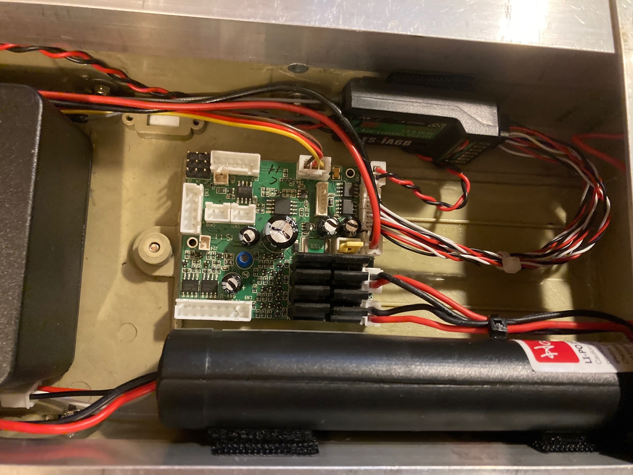 RX and LiPo held to hull sides with Velcro.<br /> LiPo held to hull sides with Velcro.