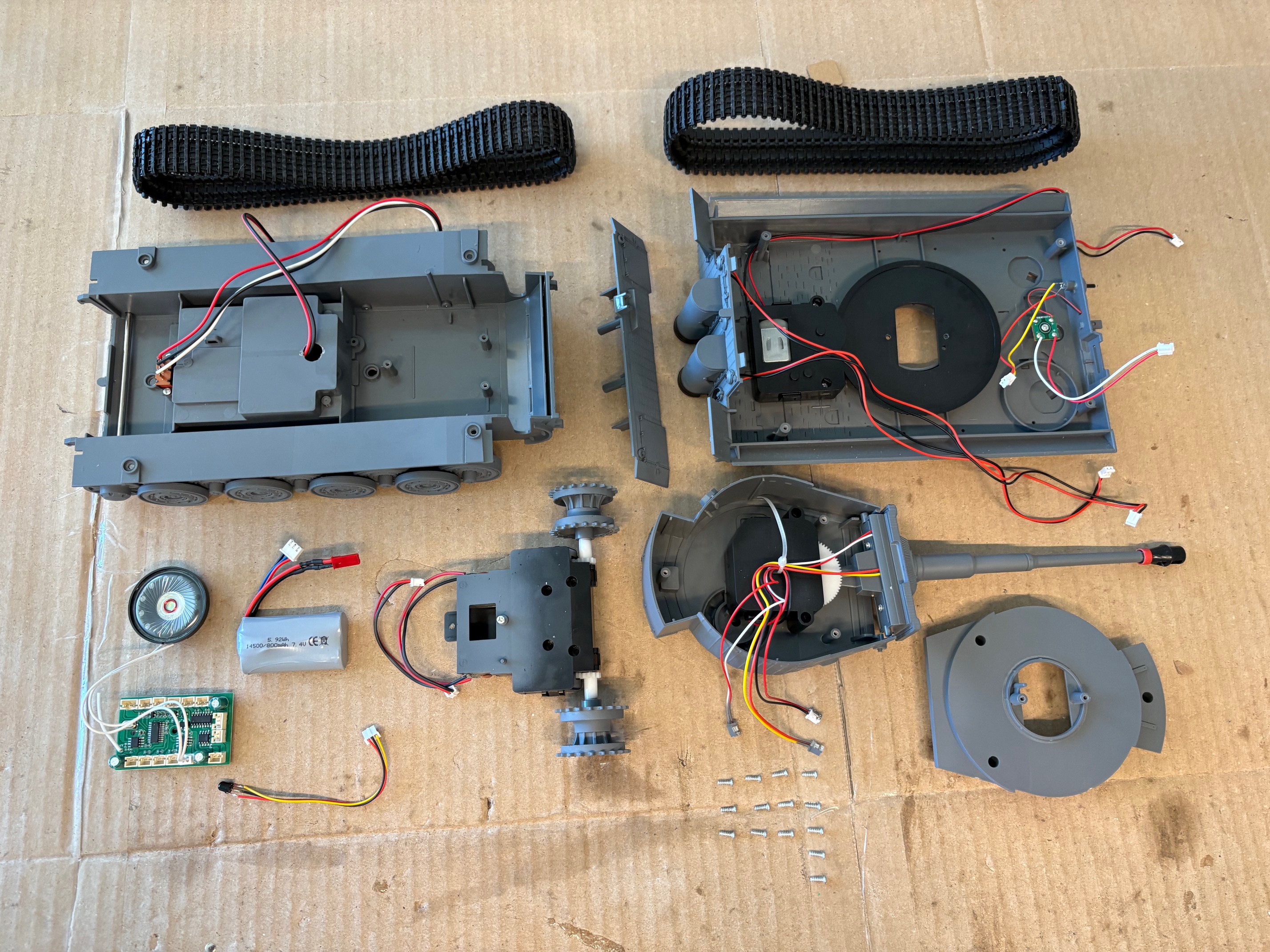 nicely designed rc tank. uses 14 screws and they are all the same.