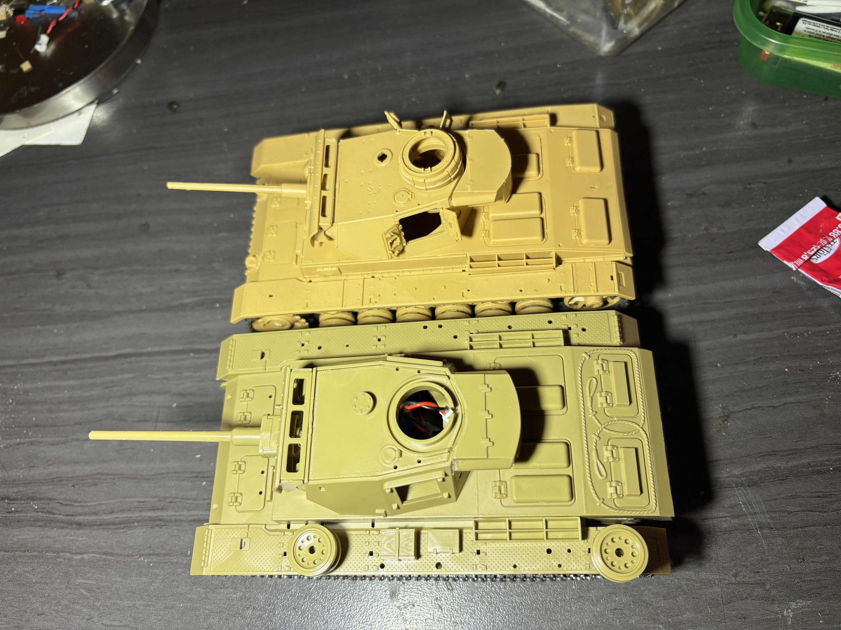 Panzer III M on the left, Panzer III L on the right.