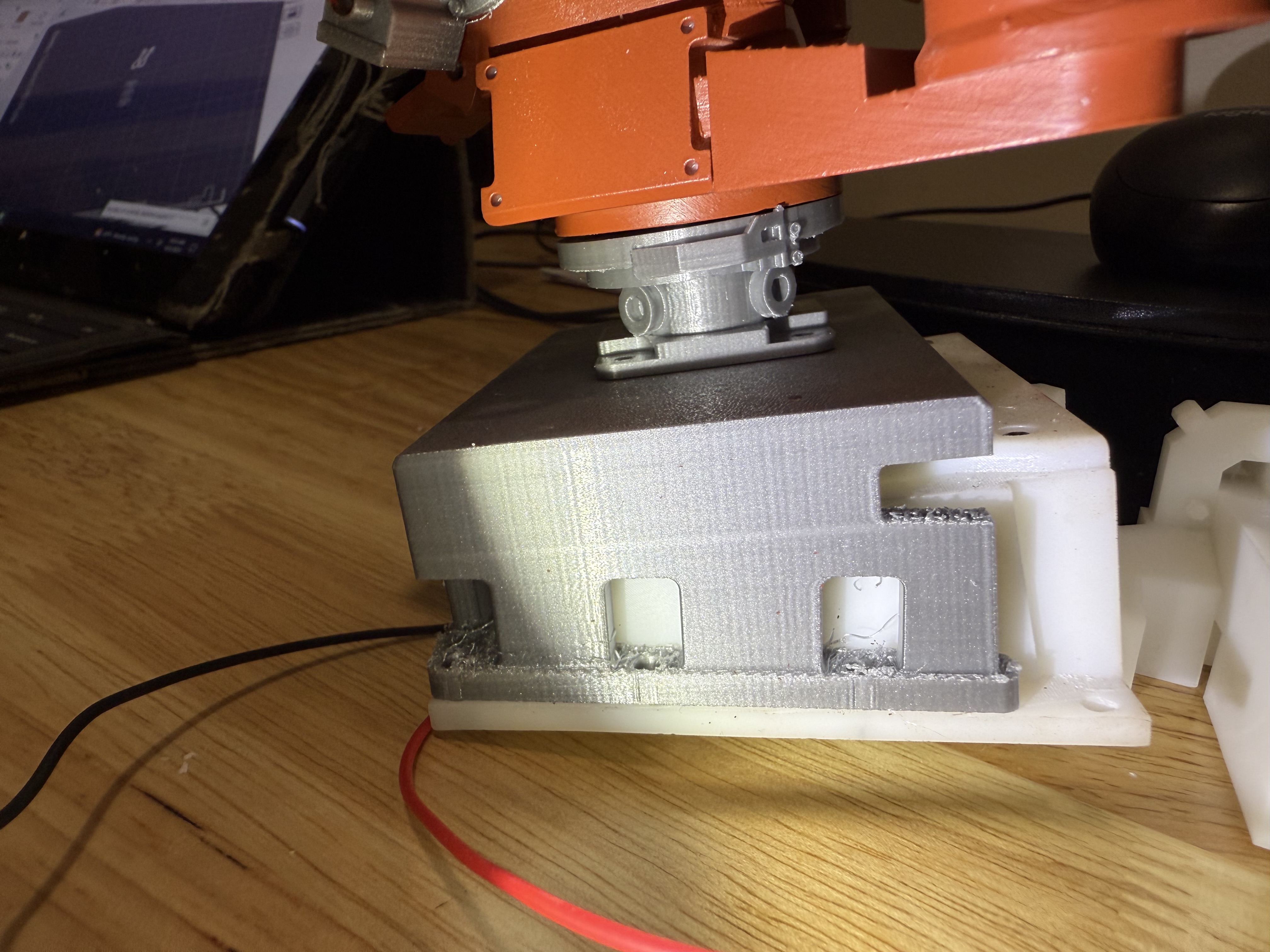 I put the two hook ups ports on there, and the spent ammo case rack for the bag. Also on here is the static travel<br />lock in the other side