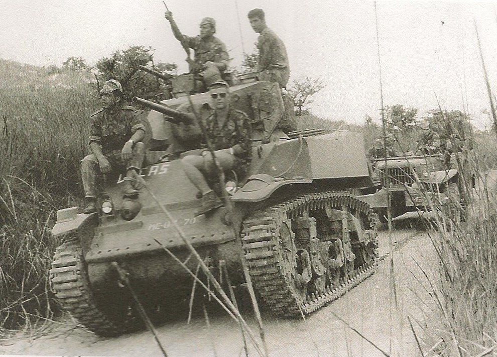 Elefante-Dundum.-Stuart-Panzer-der-Portugiesen-in-Angola.jpg