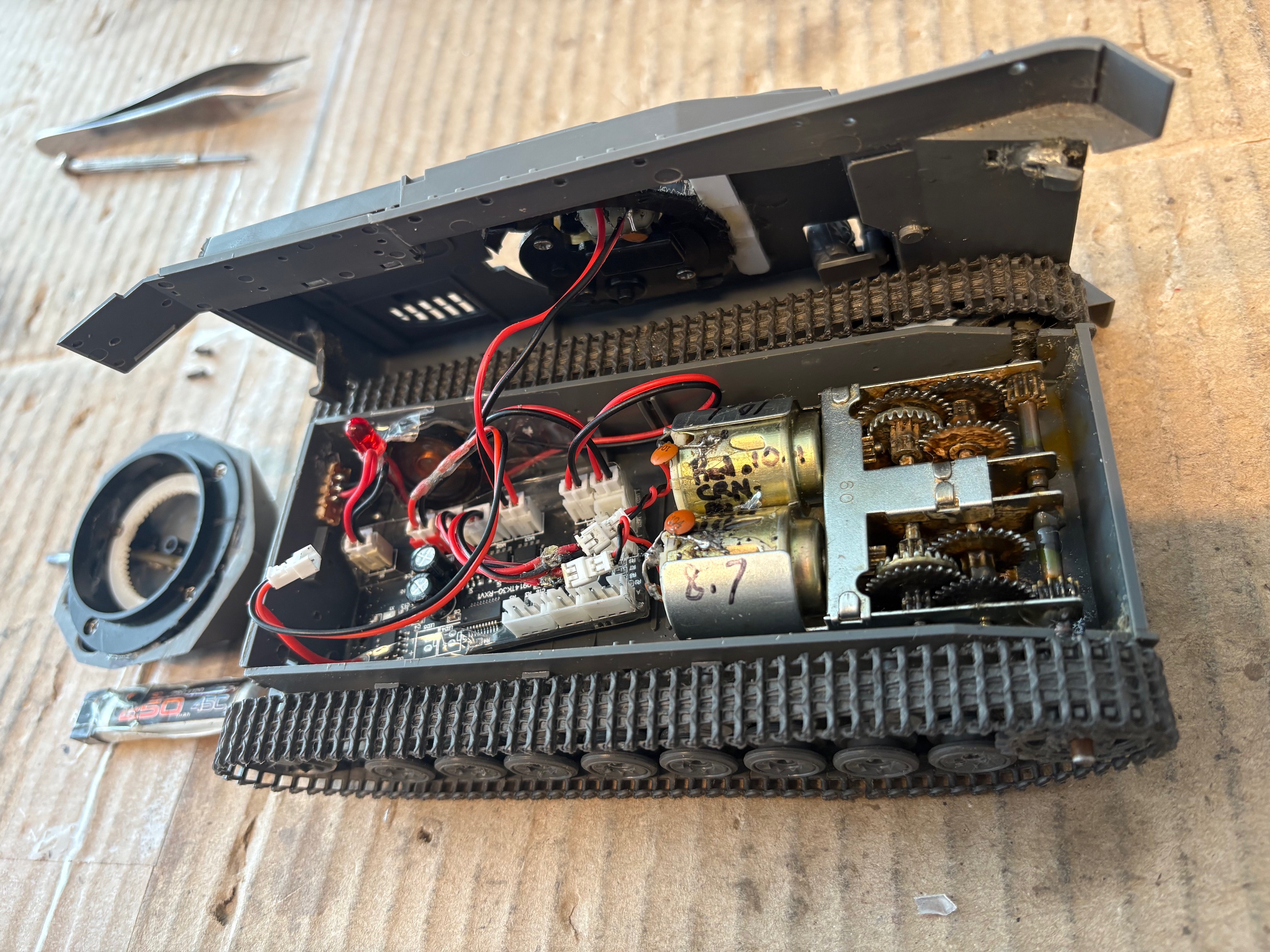 Heng Long TK30- V1 circuit board used here.