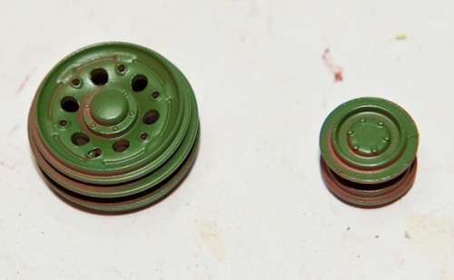 These are the wheels I need the screws for to attach to the arms and return roller attachment.