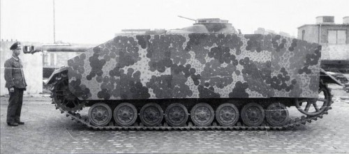 THIS IS THE CLEAREST PHOTO THAT I HAVE SEEN AND SHOWS THE PATTERN VERY WELL...ALTHOUGH PERHAPS A BIT 'FRESH' AND NEEDS WEATHERING DOWN...ALSO NOTE THE LARGE NUMBER OF DOTS PLACED INTO THE NONE STENCILED AREAS OF COLOUR !!