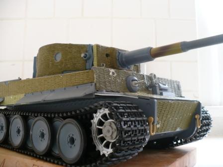 The Tiger at an early stage - still nylon tracks, partial zimmerit and the original gun extended.JPG