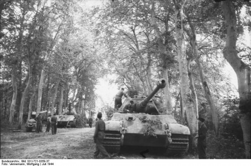 Bundesarchiv_Bild_101I-721-0359-37,_Canteloup,_Panzer_VI_(Tiger_II,_K”nigstiger).jpg