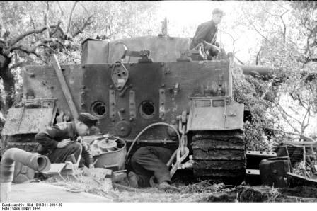 This Tiger seen in Italy in March 44 is the slightly later mid-production model with travel lock, but it shows clearly how the zimmerit was not applied inside the muffler shields.jpg