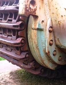 Inside view of the tracks on the Vimoutiers Tiger showing how the track pins should really look.jpg