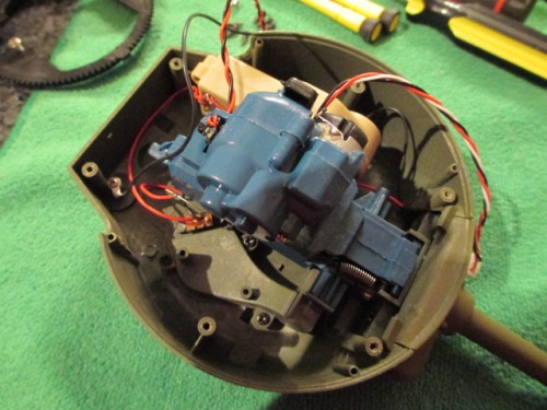Opened the turret and saw a small screw holding the antenna lead to the base of the post.
