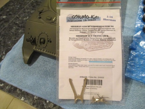 Schumo's excellent working late glacis barrel travel lock for the 105