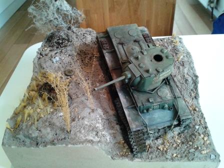 Arthur's KV-1 Kursk diorama nears completion - bailing out crew not yet shown....jpg