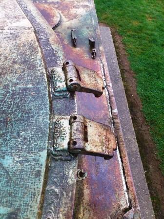 The turret roof has a finely grained texture while the hull roof looks smoother (but this may just be the rain!).jpg