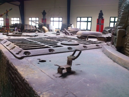 On the better preserved Saumur Tiger 1 the hull roof is relatively smooth by comparison....jpg