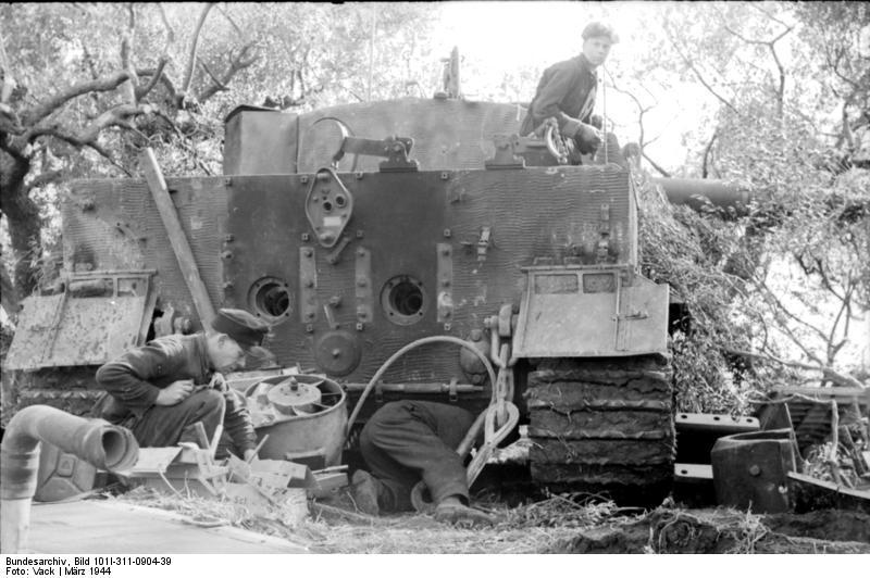 Bundesarchiv_Bild_101I-311-0904-39,_Italien,_Panzer_VI_(Tiger_I),_Reparatur[1].jpg