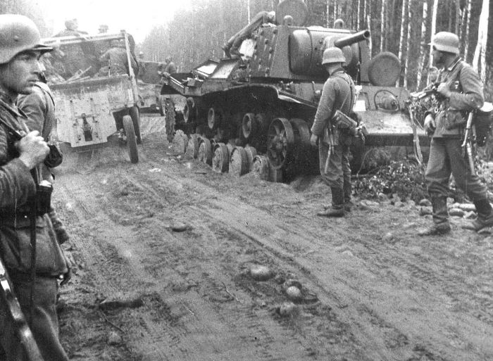 C__Data_Users_DefApps_AppData_INTERNETEXPLORER_Temp_Saved Images_a-column-of-german-troops-german-soldiers-were-seen-by-soviet-heavy-tank-kv-1.jpg