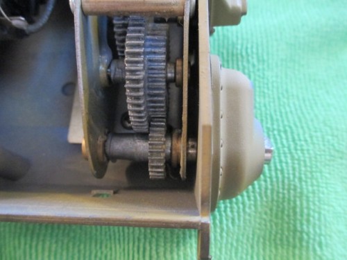 Photo showing short shaft on old gearbox.