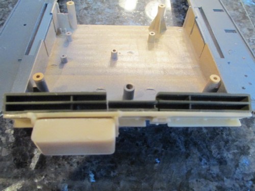 Center two louver box that fits over the exhaust pipes to the mufflers.