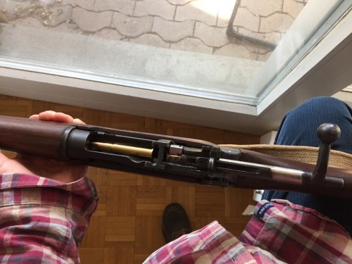 Lee-Enfield with .303.JPG (336.46 KiB) Viewed 9298 times Safety on..