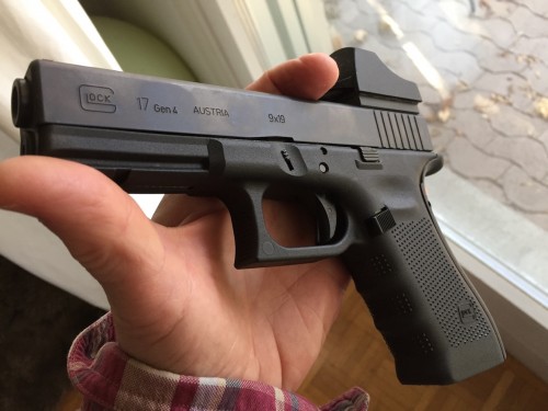 Glock 17 with Red Dot.JPG (322.87 KiB) Viewed 9292 times Current army handgun..