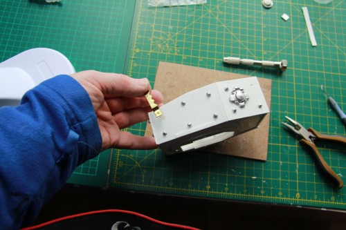 Picture framing clip as ersatz lifting bracket