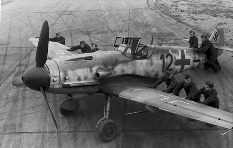 Bundesarchiv_Bild_101I-487-3066-04,_Flugzeug_Messerschmitt_Me_109.jpg